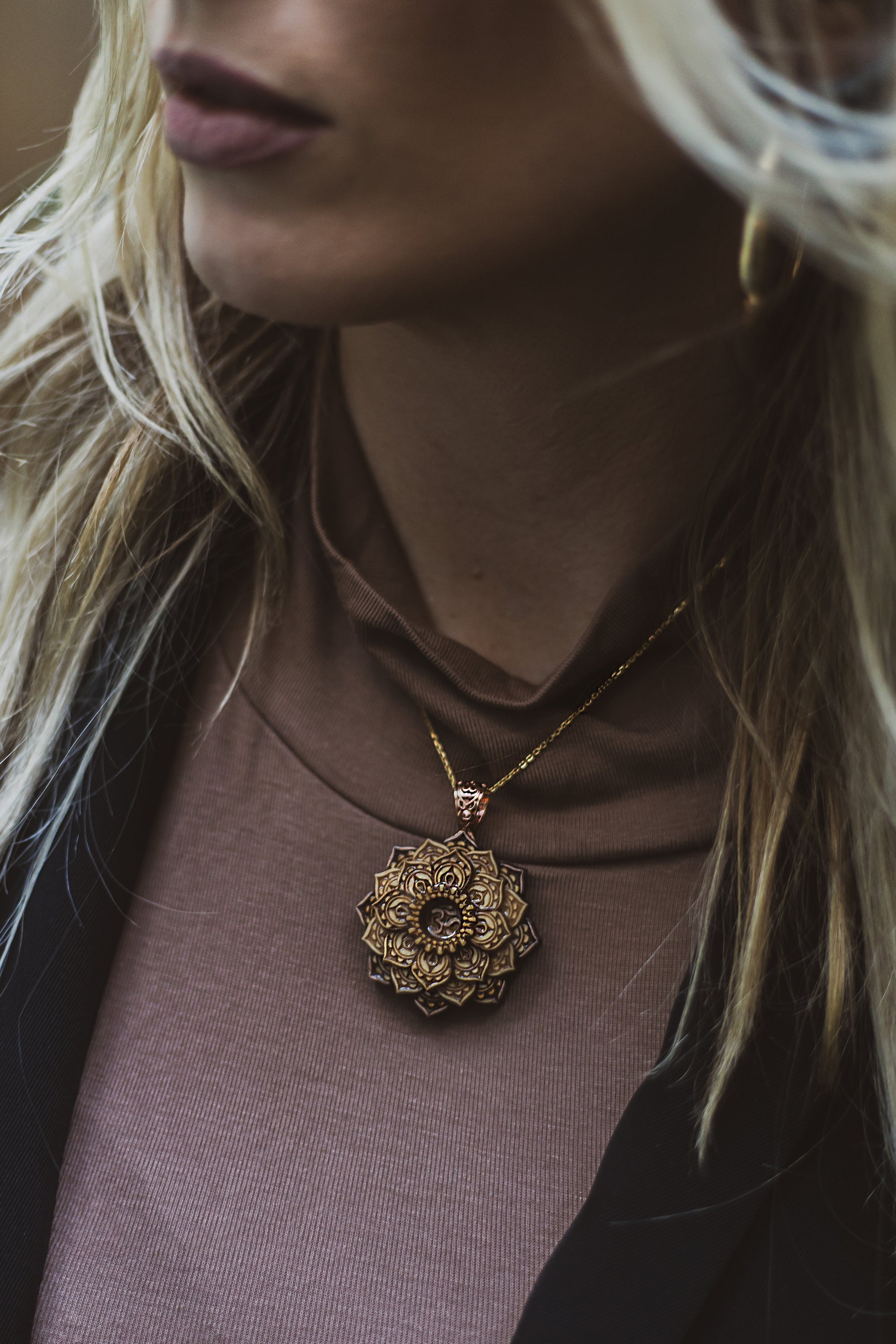 Light Stain Ohmniscient - Rose Gold Finish